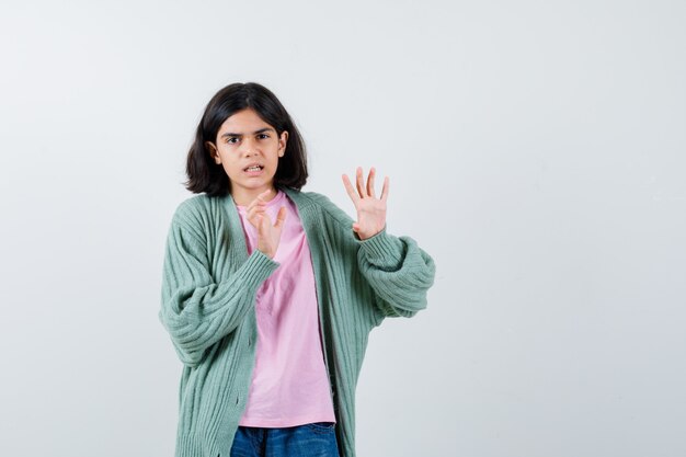 Giovane ragazza espressiva in posa in studio