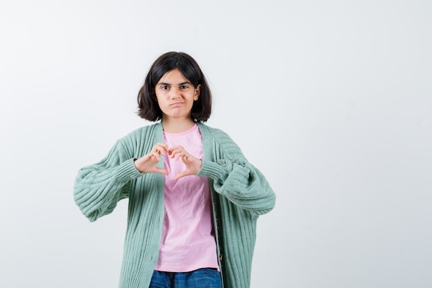 Giovane ragazza espressiva in posa in studio