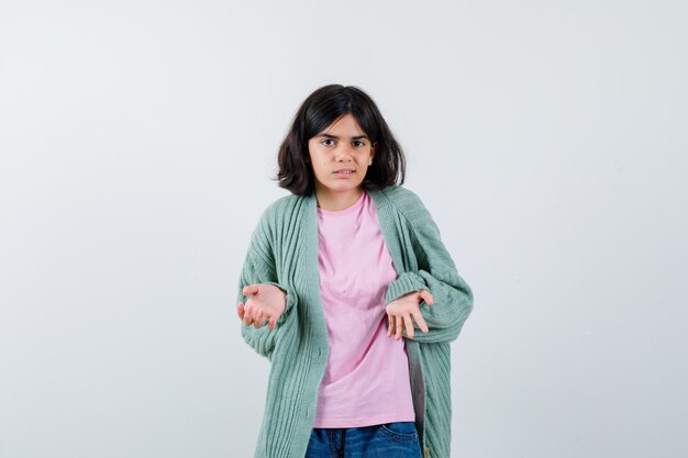 Giovane ragazza espressiva in posa in studio