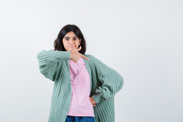 Giovane ragazza espressiva in posa in studio