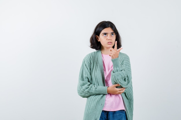 Giovane ragazza espressiva in posa in studio