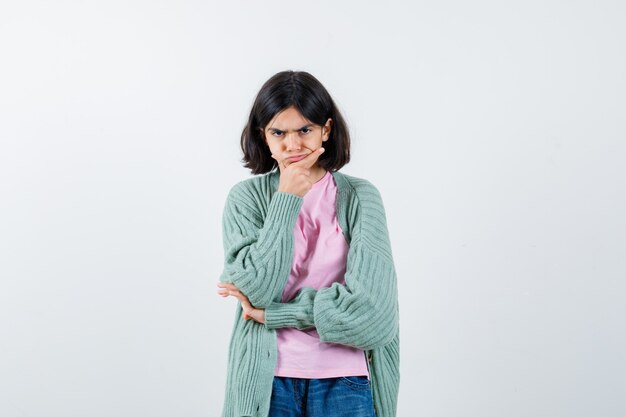 Giovane ragazza espressiva in posa in studio