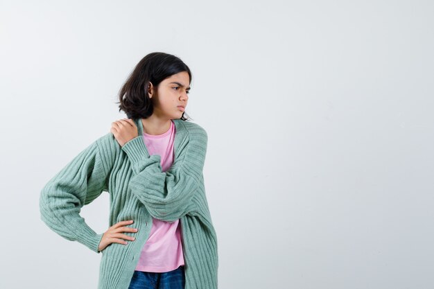 Giovane ragazza espressiva in posa in studio