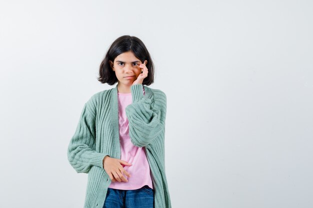 Giovane ragazza espressiva in posa in studio