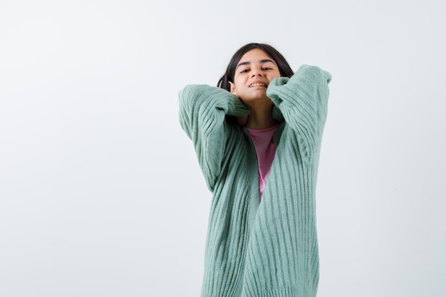 Giovane ragazza espressiva in posa in studio