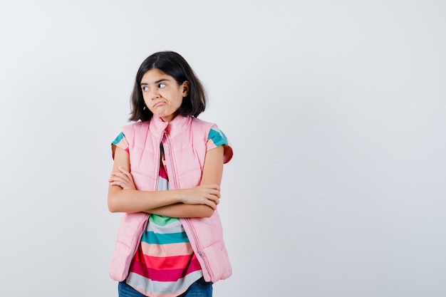 Giovane ragazza espressiva in posa in studio