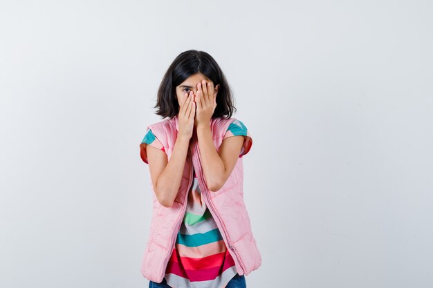 Giovane ragazza espressiva in posa in studio