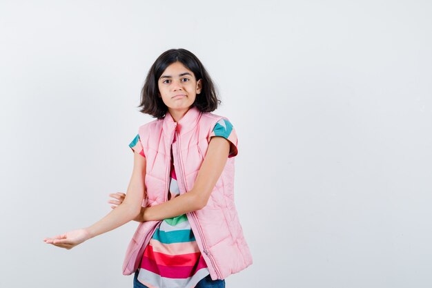 Giovane ragazza espressiva in posa in studio