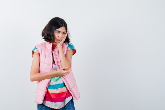 Giovane ragazza espressiva in posa in studio