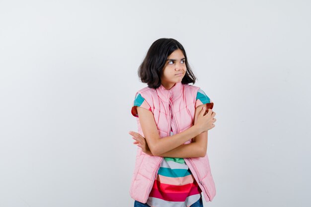 Giovane ragazza espressiva in posa in studio