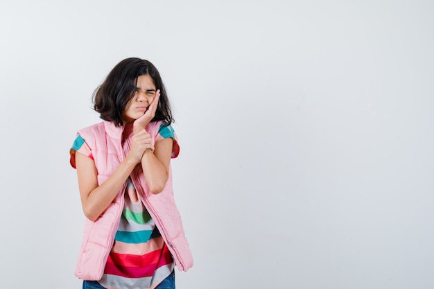 Giovane ragazza espressiva in posa in studio