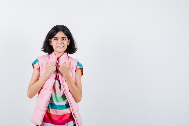 Giovane ragazza espressiva in posa in studio