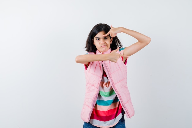 Giovane ragazza espressiva in posa in studio