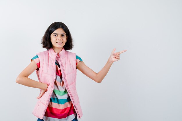 Giovane ragazza espressiva in posa in studio