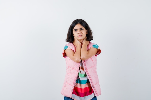 Giovane ragazza espressiva in posa in studio