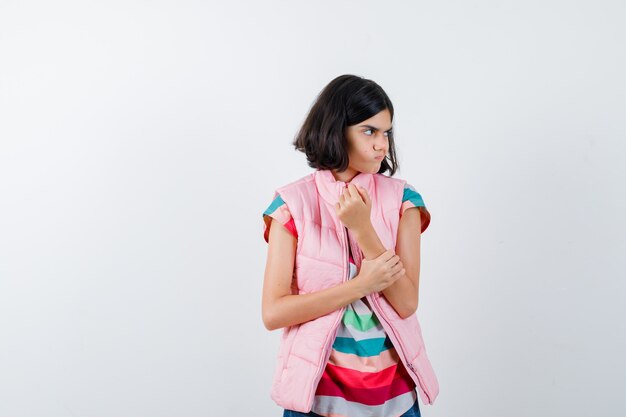 Giovane ragazza espressiva in posa in studio