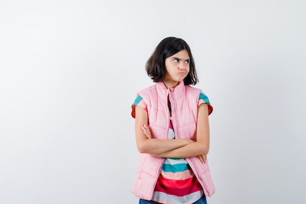 Giovane ragazza espressiva in posa in studio