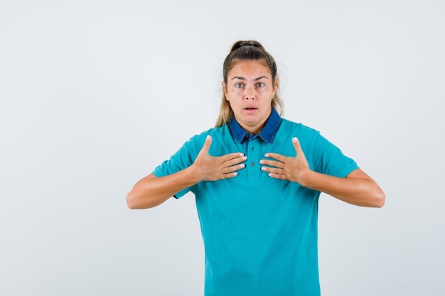 Giovane ragazza espressiva in posa in studio