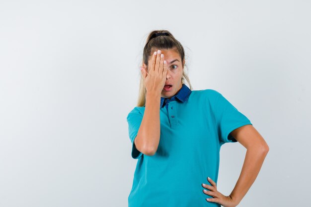 Giovane ragazza espressiva in posa in studio