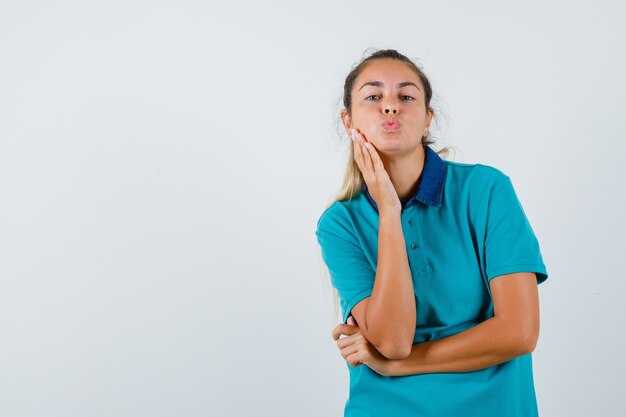 Giovane ragazza espressiva in posa in studio