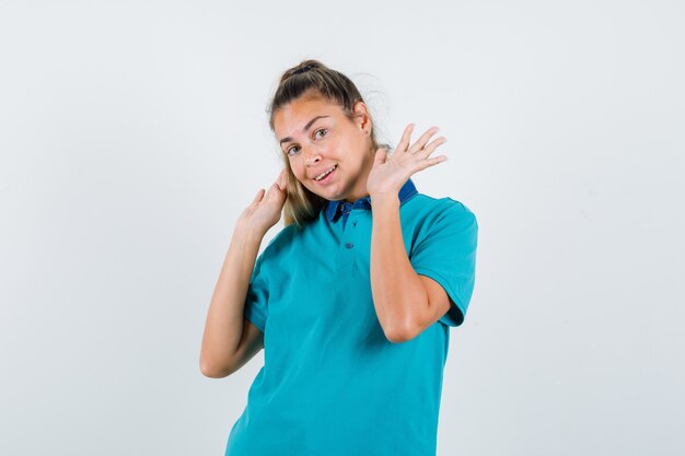 Giovane ragazza espressiva in posa in studio