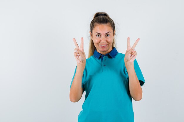 Giovane ragazza espressiva in posa in studio