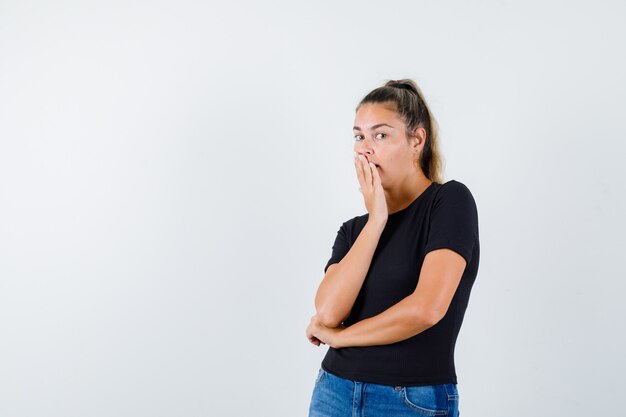 Giovane ragazza espressiva in posa in studio