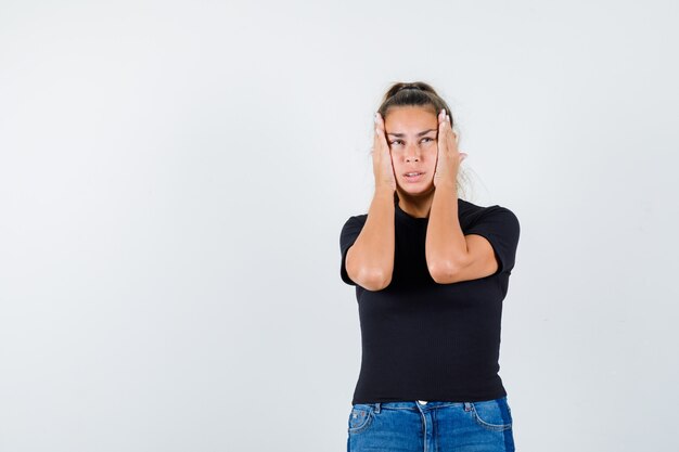 Giovane ragazza espressiva in posa in studio