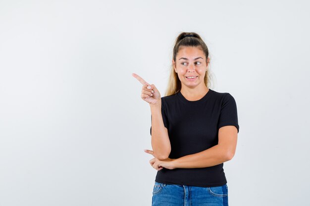 Giovane ragazza espressiva in posa in studio