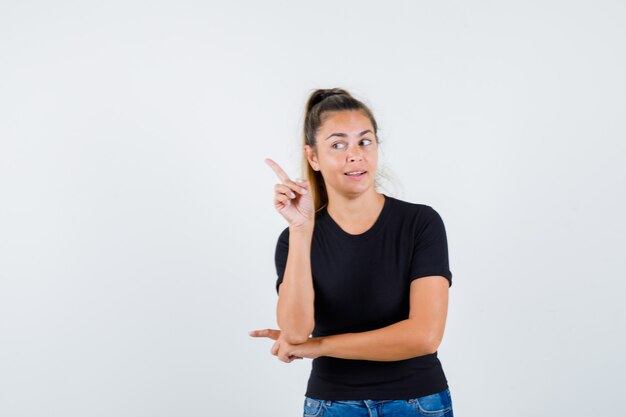 Giovane ragazza espressiva in posa in studio