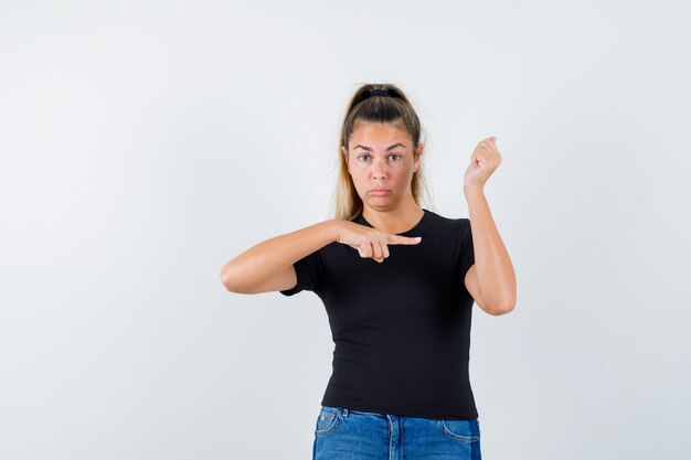 Giovane ragazza espressiva in posa in studio