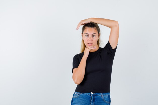 Giovane ragazza espressiva in posa in studio