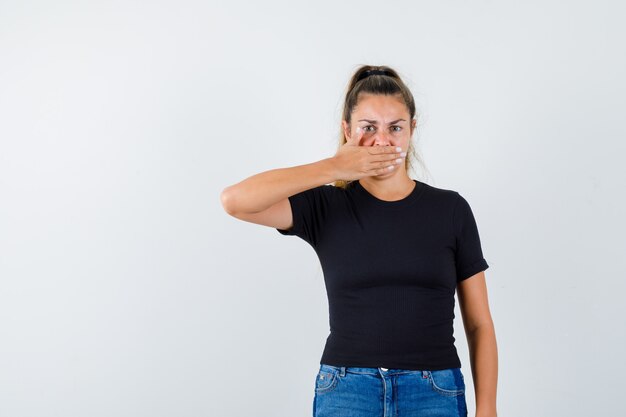 Giovane ragazza espressiva in posa in studio