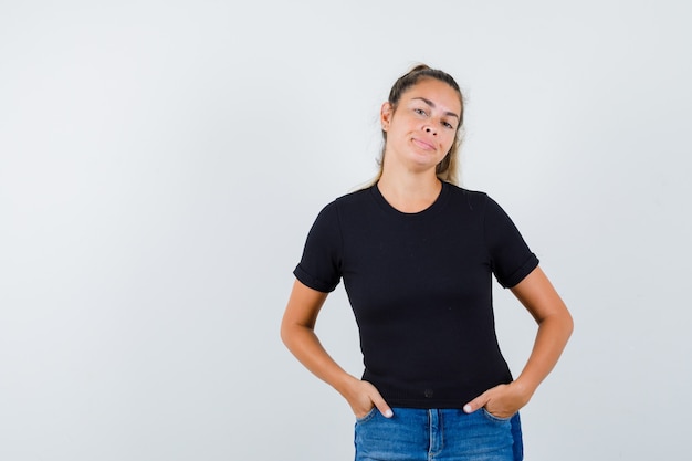 Giovane ragazza espressiva in posa in studio