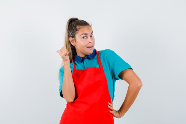 Giovane ragazza espressiva in posa in studio