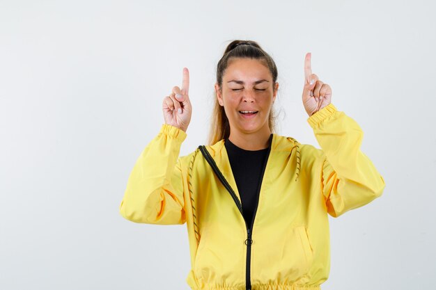 Giovane ragazza espressiva in posa in studio