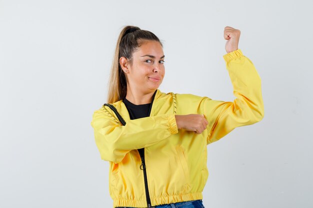 Giovane ragazza espressiva in posa in studio