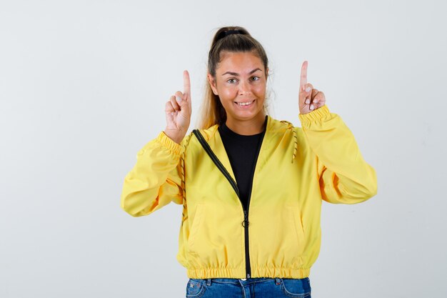 Giovane ragazza espressiva in posa in studio