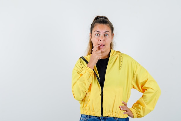 Giovane ragazza espressiva in posa in studio