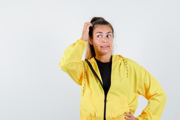 Giovane ragazza espressiva in posa in studio