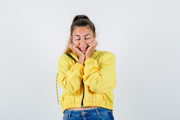 Giovane ragazza espressiva in posa in studio