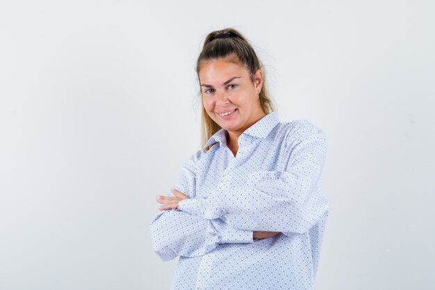 Giovane ragazza espressiva in posa in studio