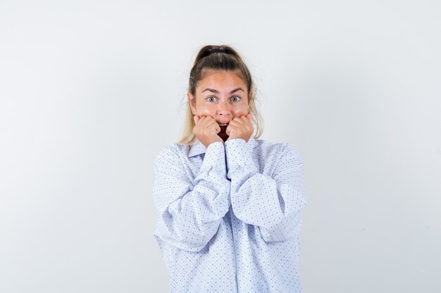 Giovane ragazza espressiva in posa in studio