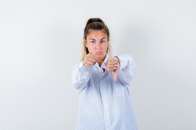 Giovane ragazza espressiva in posa in studio