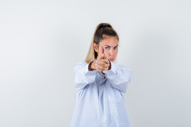 Giovane ragazza espressiva in posa in studio