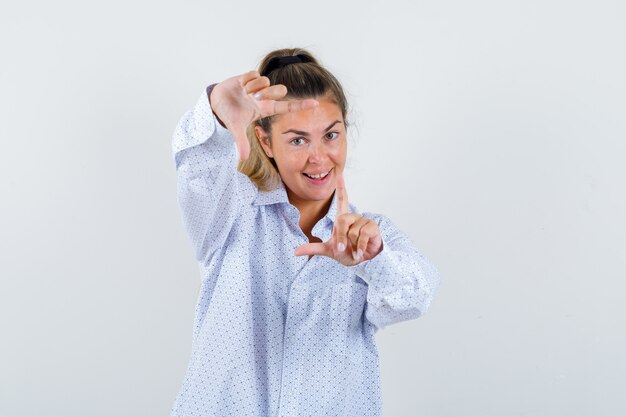 Giovane ragazza espressiva in posa in studio