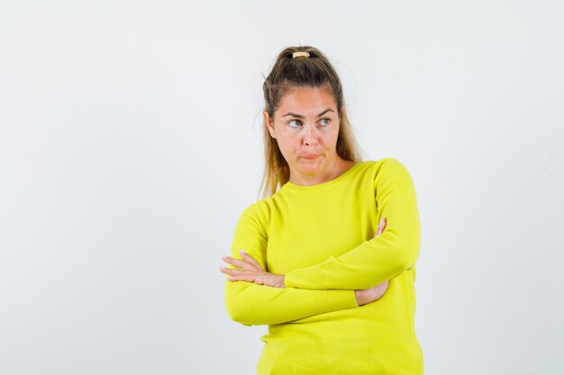 Giovane ragazza espressiva in posa in studio