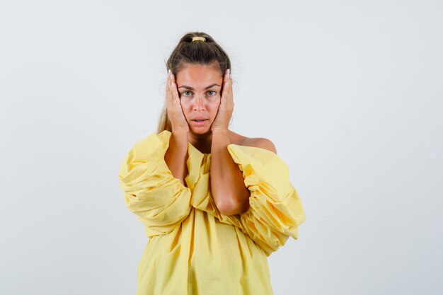 Giovane ragazza espressiva in posa in studio