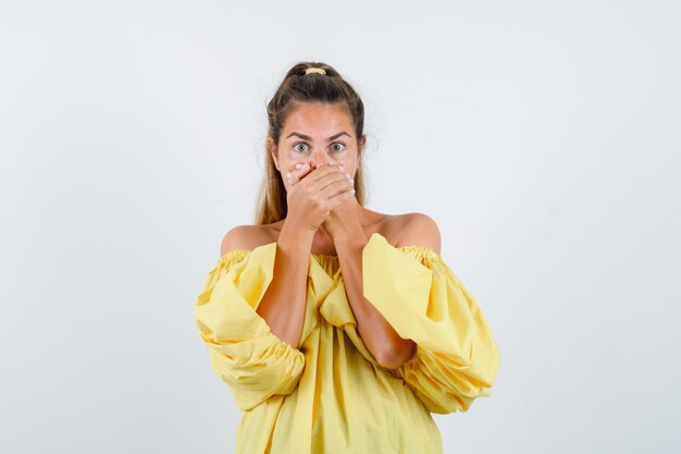 Giovane ragazza espressiva in posa in studio