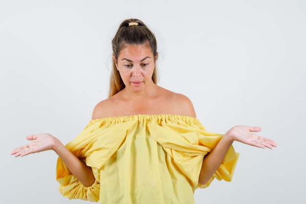 Giovane ragazza espressiva in posa in studio